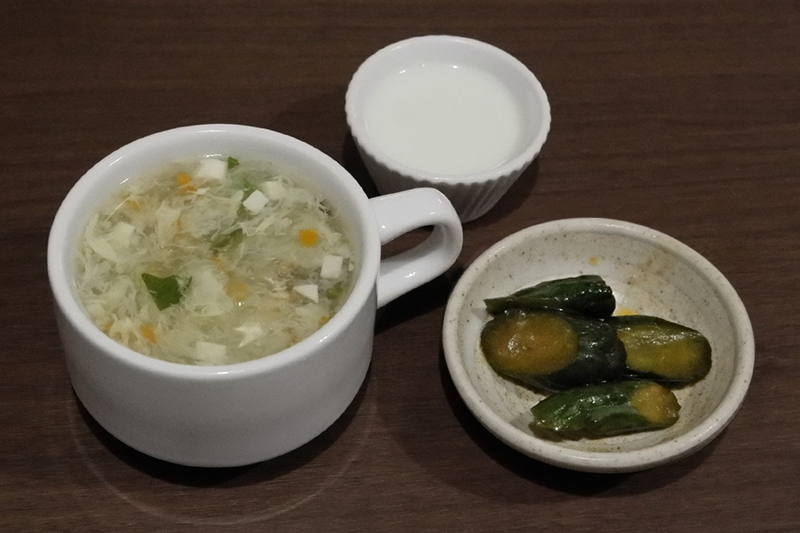 スープ、漬物、プチ杏仁豆腐付き