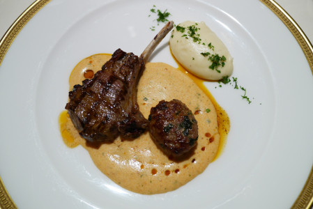 オーストラリア産仔羊の背肉と挽肉のグリエ　ショロンソース
