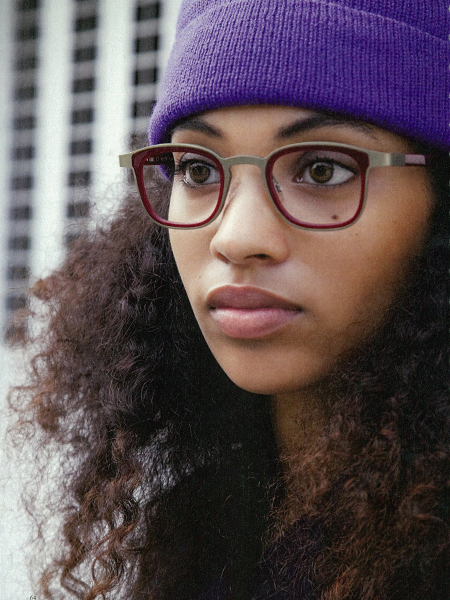紫とグレーのメガネをかけた女性の写真