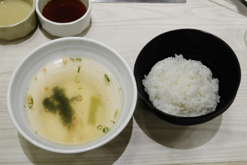 ご飯、わかめスープ