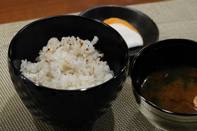 青森県産ニンニクの熟成ガーリックライス、赤出汁、漬物